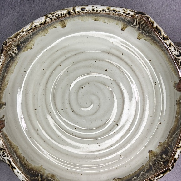 🔥🔥🔥Alewine Pottery Cream and Brown Ceramic Casserole Dish with Ornate Handles🔥🔥🔥 - Picture 9 of 9